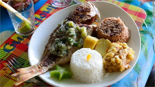 Nói về ẩm thực, Guadeloupe là sự pha trộn của nhiều quốc gia: Ấn Độ, châu Phi và châu Âu. Bữa ăn thường bắt đầu bằng cá cốt phi lê với hải sản tươi sống hầm cà chua, có thêm cả cari và các loại rau.