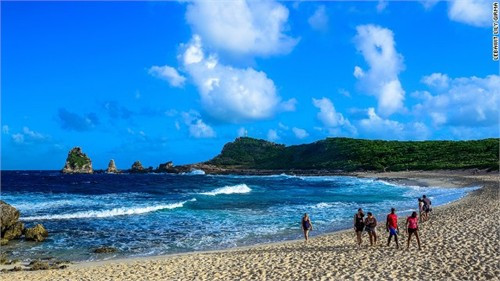Một trong những điểm nổi bật ở Guadeloupe là luôn gợi cho du khách về biển Địa Trung Hải với những vách núi đá dựng đứng bao quanh một bờ biển cát trắng muốt.