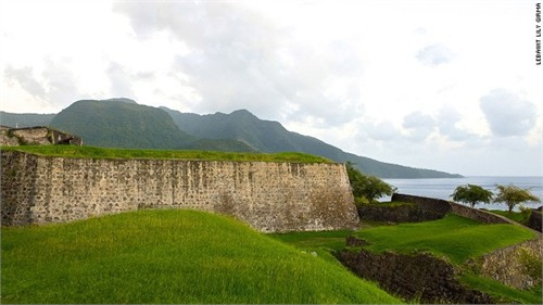 Rải rác xung quanh Guadeloupe là những pháo đài cổ - dấu tích còn lại của một thời chiến tranh thuộc địa giữa Anh và Pháp.
