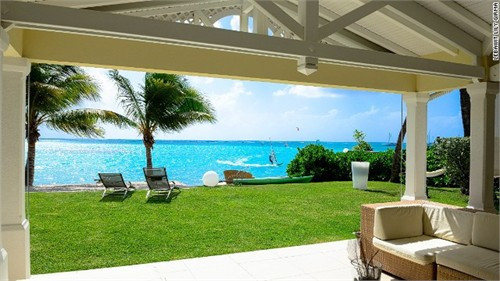 Những khu nghỉ dưỡng cao cấp vẫn chưa xuất hiện ở Guadeloupe. Ngoại trừ Club Med trên đảo Grande-Terre, ở đây chủ yếu chỉ có khách sạn, nhà nghỉ, khu căn hộ hoặc biệt thự. Do đó biển và view từ trong phòng vẫn chưa bị che khuất.