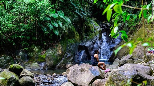 Vườn quốc gia Guadeloupe có hơn 100 thác nước. Đẹp nhất là Les Chutes du Carbet, một dải ba thác nước liền kề nhau cao khoảng 360 feet (hơn 108 m).