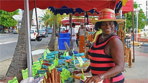 Khu chợ phía trước bờ biển St Anne là khu vực yêu thích của dân địa phương nơi đây. Những gói gia vị đầy màu sắc cùng với những chai rượu rum đặc trưng ở nơi đây làm tươi sáng như bảng màu của một họa sĩ.