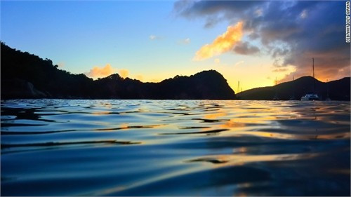 Một số điểm để ngắm mặt trời lặn phổ biến: Bãi biển St. Anne trên đảo Grande-Terre, rải rác bên cạnh là các quán café trên biển; Bãi biển Basse-Terre, trên nền của một vùng núi và bãi biển Les Saintes với những khu đảo nhỏ xung quanh