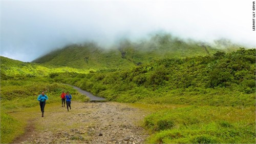 Khu công viên rộng 54.000 mẫu Anh (khoảng 21.600 ha) được bao phủ bởi toàn rừng nhiệt đới, rừng ngập mặn và các rặng san hô. La Soufière, ngọn núi lửa đang hoạt động, nhô lên như một chiếc vương miện là nơi ở của 800 loài thực vật và động vật.