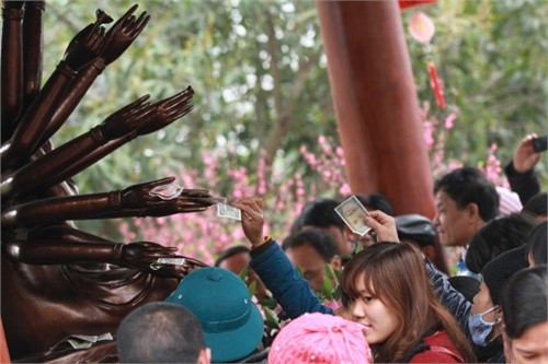 Tiền lẻ vẫn rải đầy các lễ hội. Ảnh: Hải Nguyễn - Giang Huy.