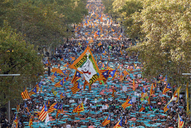 nua trieu nguoi bieu tinh phan doi giai tan chinh quyen catalonia