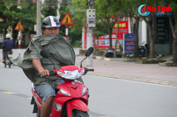 photo nguoi ha tinh trong gio lanh dau mua