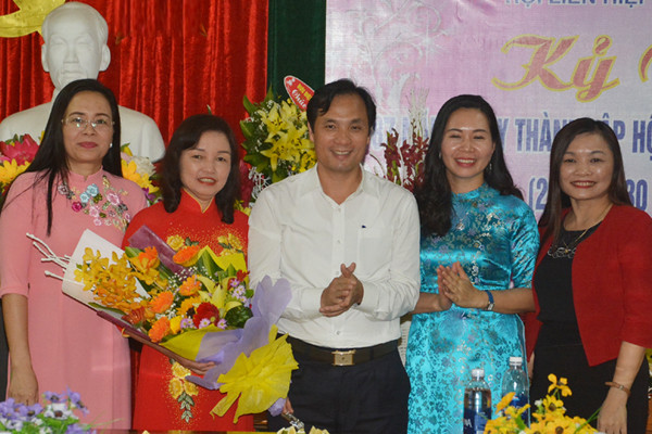 lanh dao tinh chuc mung can bo hoi vien phu nu ha tinh