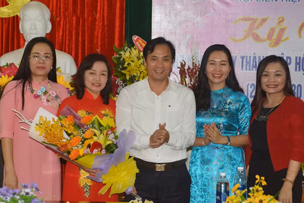 lanh dao tinh chuc mung can bo hoi vien phu nu ha tinh