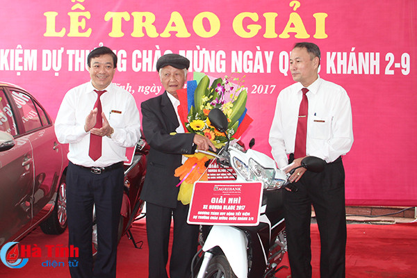 agribank ha tinh trao xe o to cho khach hang trung giai dac biet