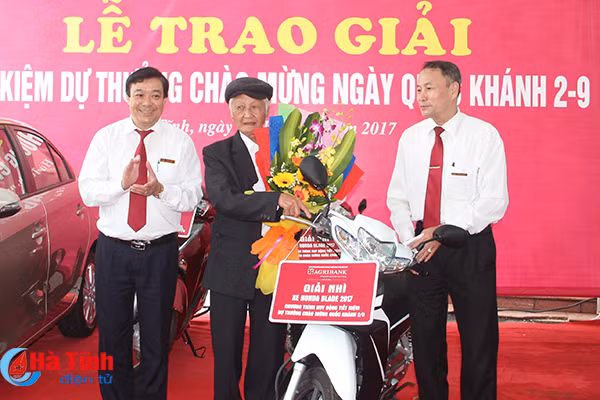 agribank ha tinh trao xe o to cho khach hang trung giai dac biet