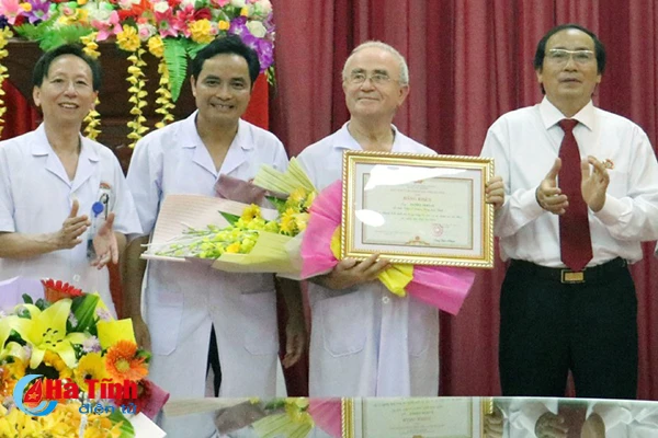 ubnd tinh ha tinh tang bang khen cho 2 bac sy nguoi phap