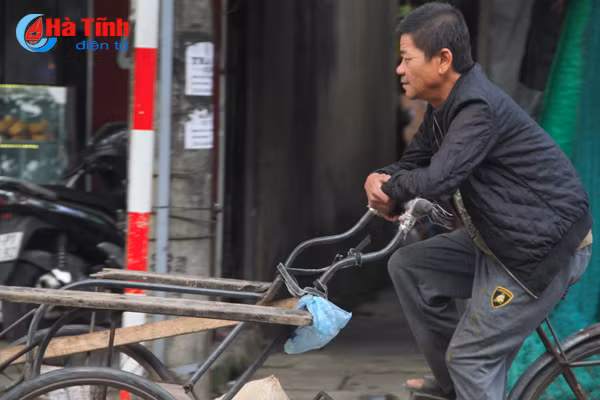 photo nguoi ha tinh trong gio lanh dau mua