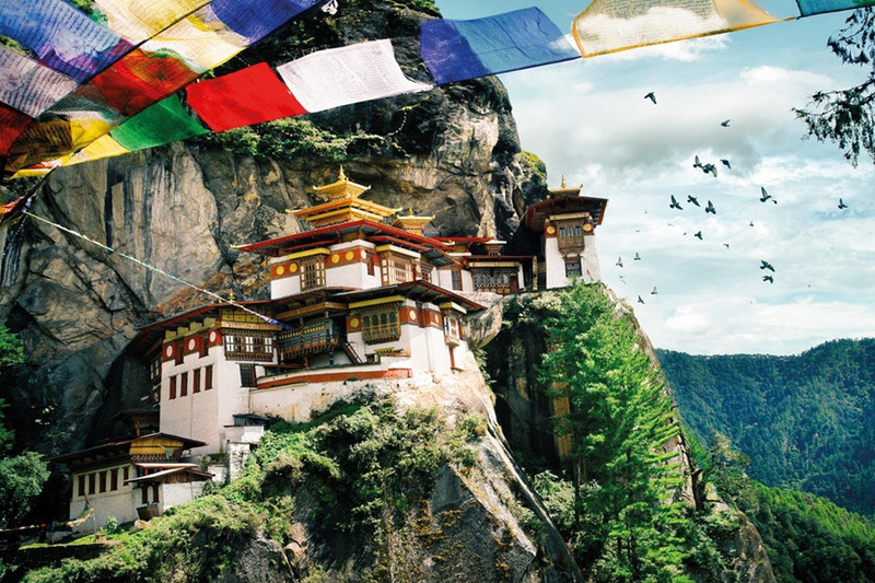 Bhutan: Bhutan đánh giá sự thịnh vượng dựa trên tổng hạnh phúc quốc dân. Vào mùa thu, Bhutan có 2 lễ hội thường niên, lớn nhất là Thimphu Tshechu, diễn ra trong 3 ngày nhằm tôn vinh Đức Liên Hoa Sinh. Còn Black-necked Crane diễn ra vào ngày 11/11 là để chào mừng đàn sếu cổ đen quay lại thung lũng Phobjikha. Ảnh: andBeyond. 10 quoc gia ly tuong cho mua thu 2017