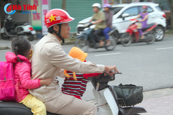 photo nguoi ha tinh trong gio lanh dau mua