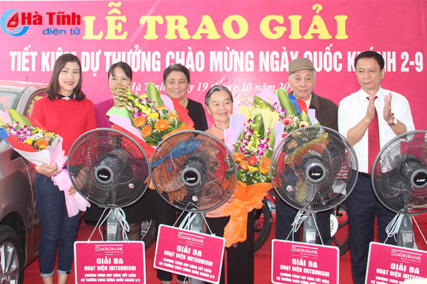 agribank ha tinh trao xe o to cho khach hang trung giai dac biet