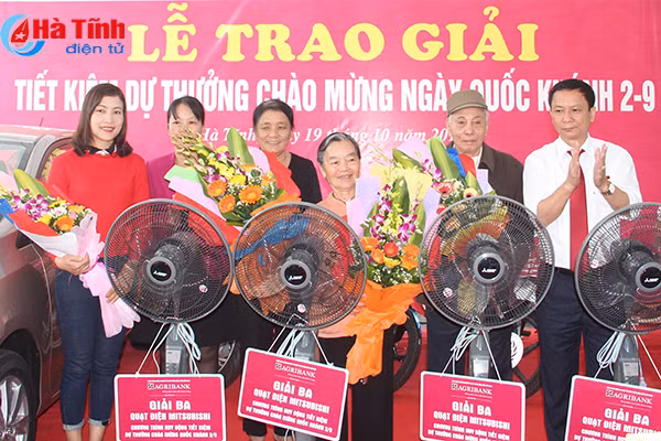 agribank ha tinh trao xe o to cho khach hang trung giai dac biet