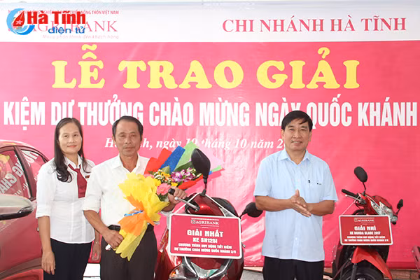 agribank ha tinh trao xe o to cho khach hang trung giai dac biet