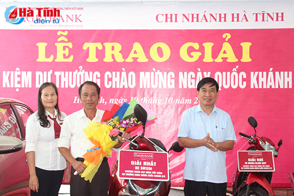 agribank ha tinh trao xe o to cho khach hang trung giai dac biet