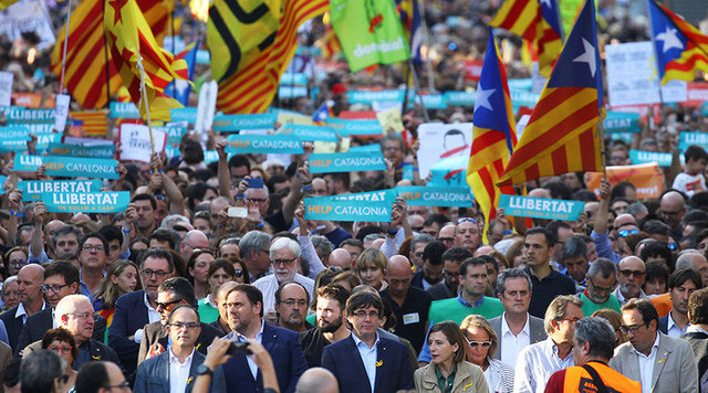 nua trieu nguoi bieu tinh phan doi giai tan chinh quyen catalonia