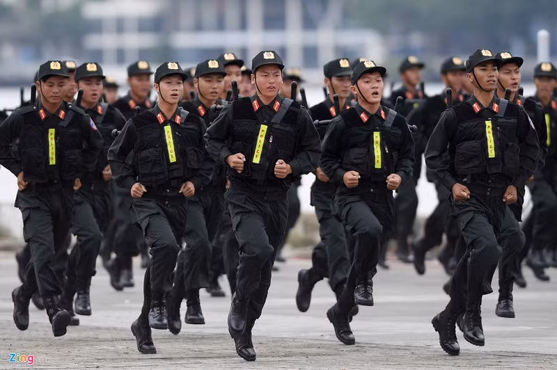 Cuộc diễn tập gồm 2 phần. Phần 1 là diễu hành phương tiện, biểu dương lực lượng của các đơn vị tham gia bảo vệ Tuần lễ Cấp cao APEC. Phần 2 là giải quyết tình huống chống khủng bố, giải cứu con tin ở nhà cao tầng và trên mặt nước. dan xe dac chung tap luyen bao ve apec