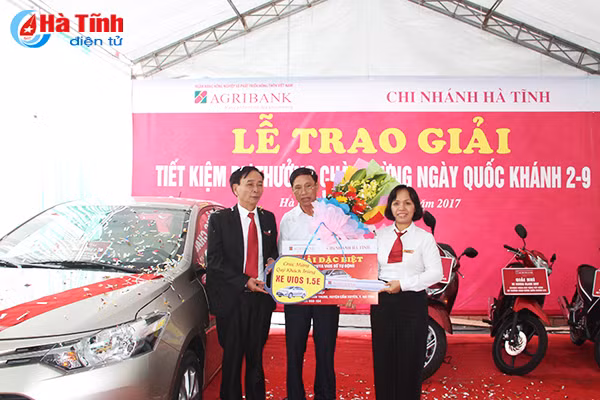 agribank ha tinh trao xe o to cho khach hang trung giai dac biet