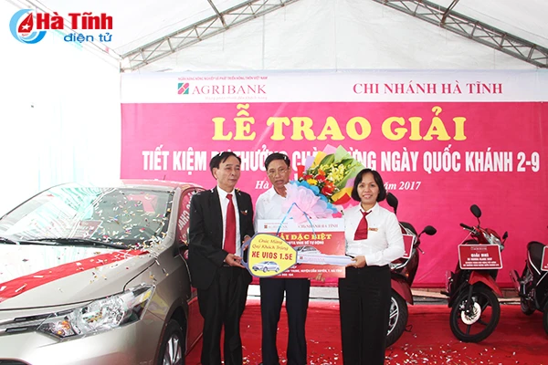 agribank ha tinh trao xe o to cho khach hang trung giai dac biet