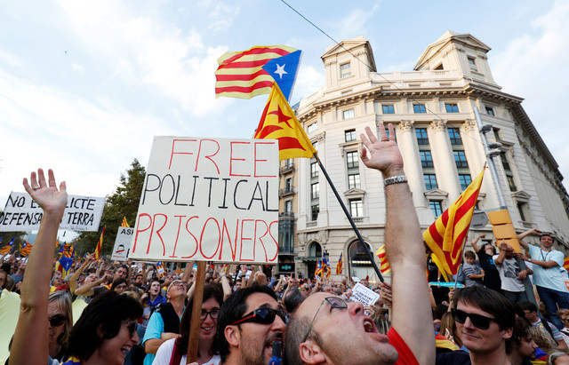 nua trieu nguoi bieu tinh phan doi giai tan chinh quyen catalonia