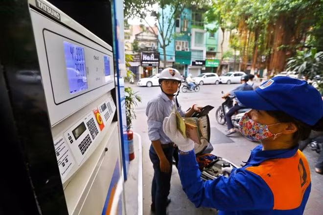 tu 16 gio 55 phut gia xang ron 92 giam hon 100 dong moi lit
