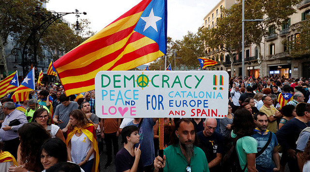 nua trieu nguoi bieu tinh phan doi giai tan chinh quyen catalonia