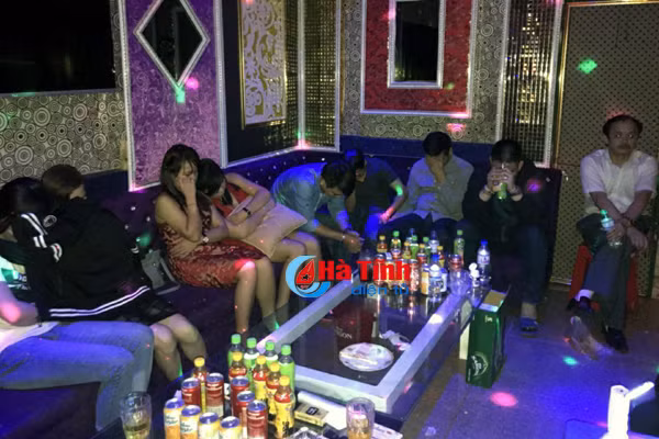 khoi to 1 doi tuong vu phe ke trong quan karaoke