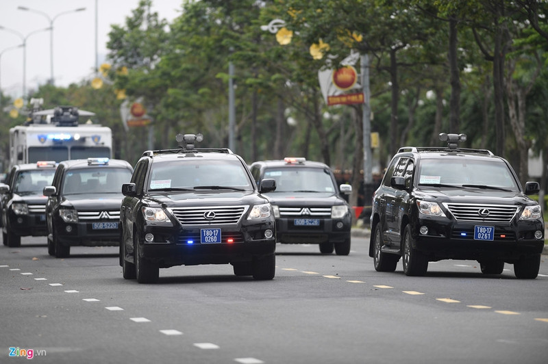 Đi sau CSGT là đoàn xe chỉ huy các lực lượng bảo vệ APEC, hai chiếc đi đầu là xe đặc chủng được đặt hàng đặc biệt với khả năng chống đạn. dan xe dac chung tap luyen bao ve apec