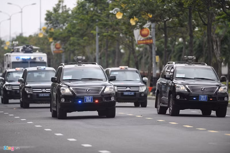 Đi sau CSGT là đoàn xe chỉ huy các lực lượng bảo vệ APEC, hai chiếc đi đầu là xe đặc chủng được đặt hàng đặc biệt với khả năng chống đạn. dan xe dac chung tap luyen bao ve apec