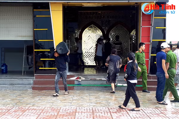 video chay quan karaoke 4 tang o thi xa ky anh