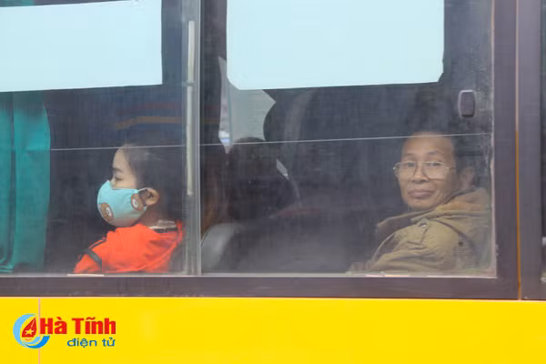 photo nguoi ha tinh trong gio lanh dau mua