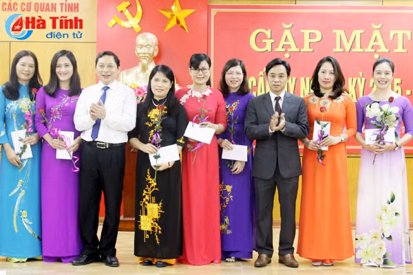 nu cap uy khoi ccq tinh sang tao hoan thanh xuat sac nhiem vu