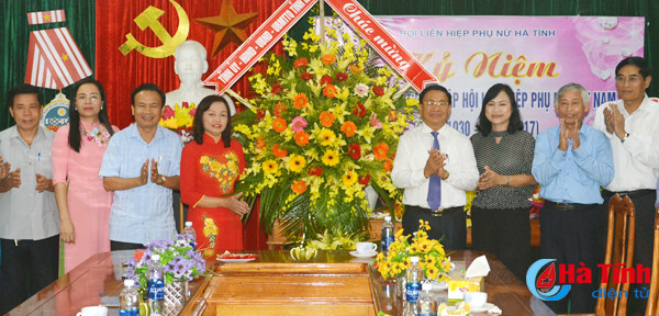 lanh dao tinh chuc mung can bo hoi vien phu nu ha tinh