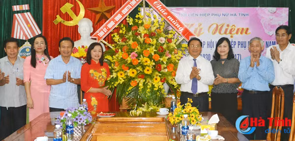 lanh dao tinh chuc mung can bo hoi vien phu nu ha tinh