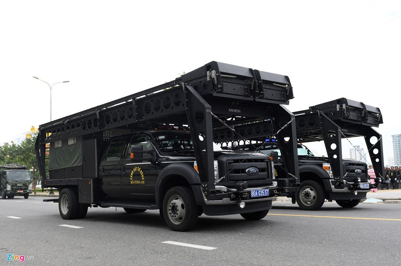 Ford F550 Super Duty được lắp hệ thống giáp bọc thép cấp độ B6, có thể phóng thang đôi với độ vươn 7,6 m tác chiến nhanh phục vụ công tác chống khủng bố tại sân bay, bến cảng, cao ốc. Xe nặng hơn 8 tấn, dài 7,2 m, có thể chở được 5 người trong cabin, 10 chiến sĩ trên nóc xe và thùng sau. Xe được trang bị động cơ mạnh, đạt tốc độ 90 km/h. dan xe dac chung tap luyen bao ve apec