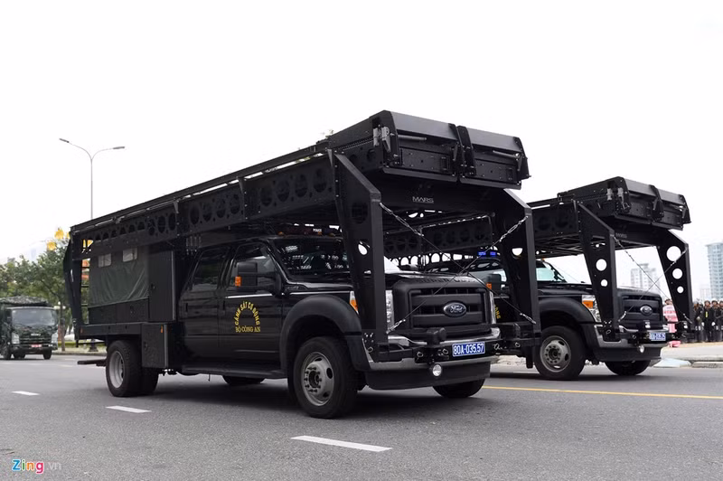 Ford F550 Super Duty được lắp hệ thống giáp bọc thép cấp độ B6, có thể phóng thang đôi với độ vươn 7,6 m tác chiến nhanh phục vụ công tác chống khủng bố tại sân bay, bến cảng, cao ốc. Xe nặng hơn 8 tấn, dài 7,2 m, có thể chở được 5 người trong cabin, 10 chiến sĩ trên nóc xe và thùng sau. Xe được trang bị động cơ mạnh, đạt tốc độ 90 km/h. dan xe dac chung tap luyen bao ve apec