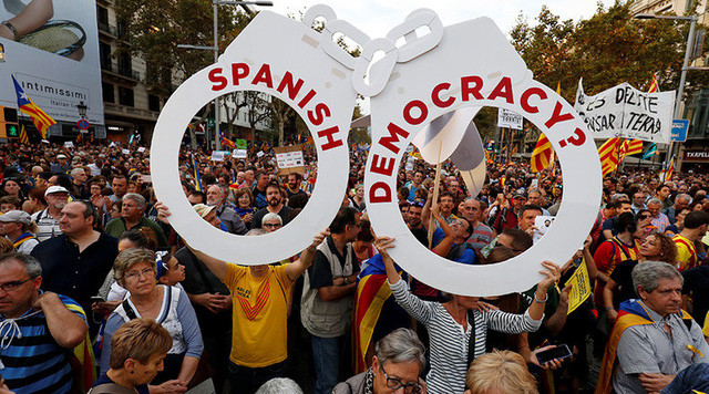 nua trieu nguoi bieu tinh phan doi giai tan chinh quyen catalonia