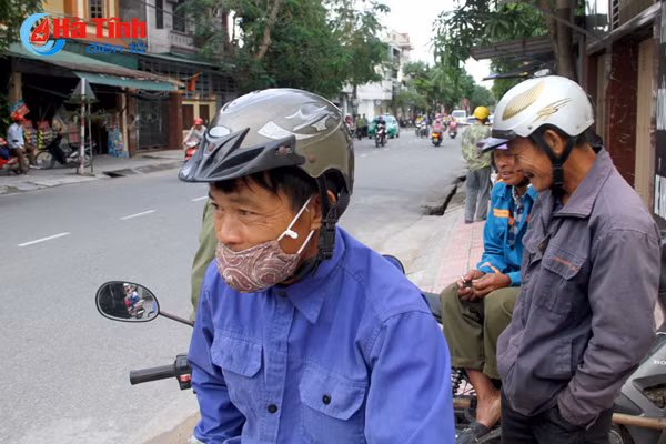 photo nguoi ha tinh trong gio lanh dau mua