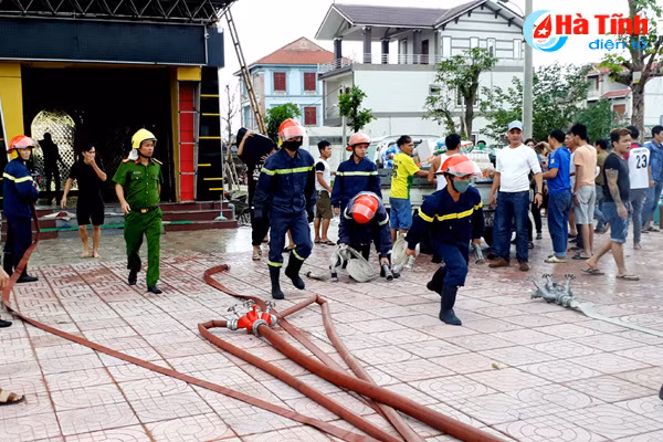 video chay quan karaoke 4 tang o thi xa ky anh