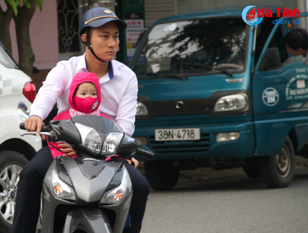 photo nguoi ha tinh trong gio lanh dau mua