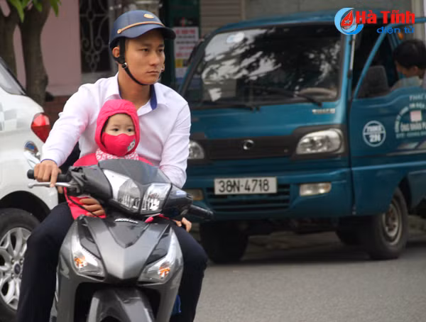 photo nguoi ha tinh trong gio lanh dau mua