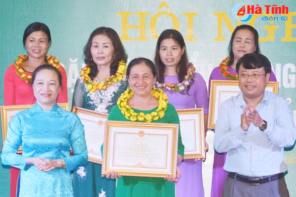 vinh danh 53 can bo hoi vien phu nu tieu bieu nam 2017