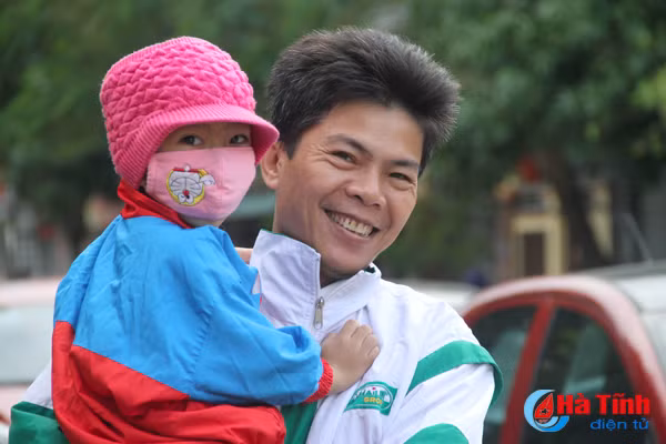 photo nguoi ha tinh trong gio lanh dau mua