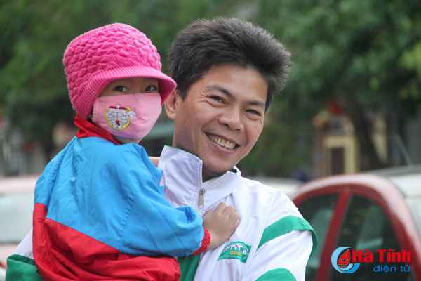 photo nguoi ha tinh trong gio lanh dau mua