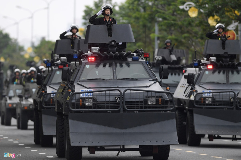 Xe có thân và kính chống đạn chống mìn, gầu xúc phía trước dễ dàng thu dọn chướng ngại vật lớn. Xe chở được 10 chiến sĩ, đạt vận tốc tối đa trên đường bằng phẳng 100km/h, có hệ thống phóng lựu đạn khói, xung quanh xe có vị trí lắp súng trung liên, các lỗ súng giúp chiến sĩ dễ dàng điều khiển, ngắm bắn mục tiêu. dan xe dac chung tap luyen bao ve apec