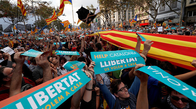 nua trieu nguoi bieu tinh phan doi giai tan chinh quyen catalonia